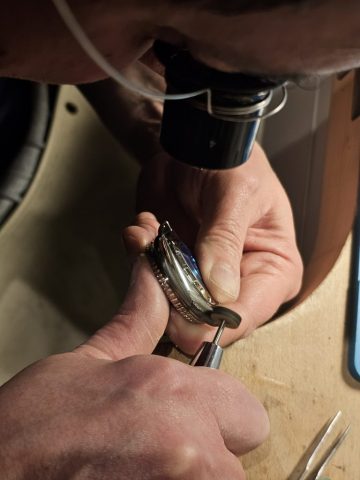 Polieren eines Armbanduhr-Gehäuse