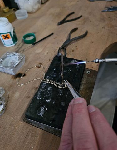 Reparatur einer gerissenen Goldkette